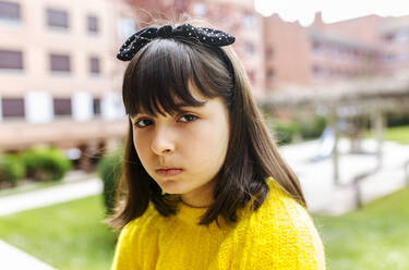 Porträt eines Mädchens mit ernster Mimik - MGOF04241