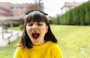 Porträt eines Mädchens mit Zahnspange im Freien - MGOF04242