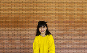 Porträt eines Mädchens mit Zahnspange - MGOF04244