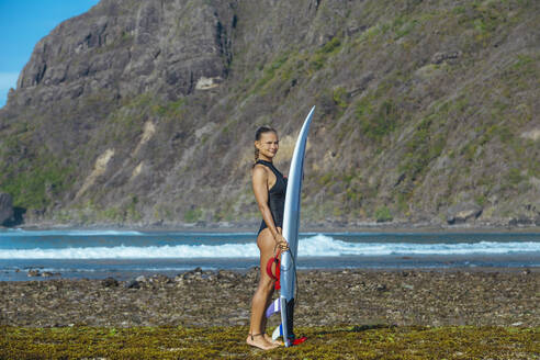 Junge Frau am Strand, Sumbawa, Indonesien - KNTF04495