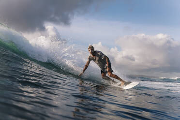 Surfer auf einer Welle, Bali, Indonesien - KNTF04504