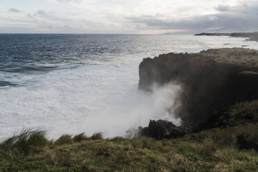 Brechende Wellen an der Küste, Insel Sao Miguel, Azoren, Portugal - AFVF05803