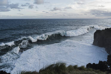 Brechende Wellen an der Küste, Insel Sao Miguel, Azoren, Portugal - AFVF05805