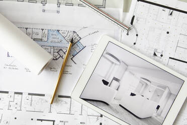 Architektonische Entwürfe und ein digitales Tablett, das die moderne Inneneinrichtung eines Schaufensters zeigt - RBF07225