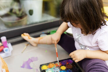 Little girl painting with watercolors - VABF02664