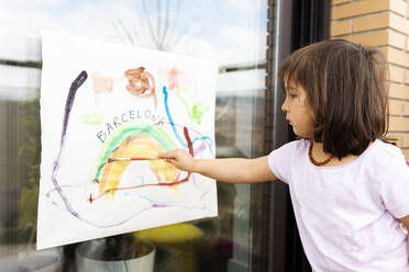 little girl painting a picture on the window - VABF02665