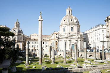 Italien, Rom, Trajans Forum und Kirche des Allerheiligsten Namen Mariens am Trajans Forum - HLF01231