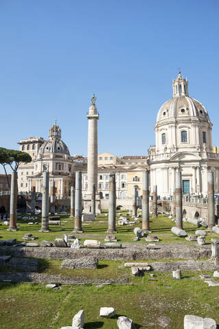 Italien, Rom, Trajans Forum und Kirche des Allerheiligsten Namen Mariens am Trajans Forum, lizenzfreies Stockfoto