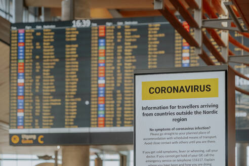 Hinweisschild mit Sicherheitsvorschriften zum Coronavirus am Flughafen Oslo, Norwegen - STDF00204