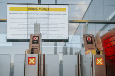Hinweisschild mit Sicherheitsvorschriften zum Coronavirus am Flughafen Oslo, Norwegen - STDF00206