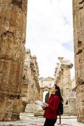 Touristin beim Spaziergang durch die Ruinen von Paestum, Italien - VABF02685
