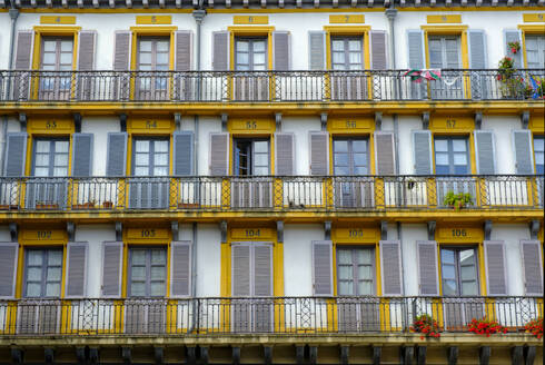 Spanien, Gipuzkoa, San Sebastian, Balkone eines Wohngebäudes an der Plaza de la Constitucion - LBF02957