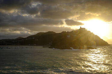 Spanien, Gipuzkoa, San Sebastian, Monte Igueldo und Bucht von La Concha bei Sonnenuntergang - LBF02967