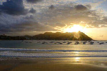 Spanien, Gipuzkoa, San Sebastian, Boote schwimmen in der Bucht von La Concha bei bewölktem Sonnenuntergang - LBF02968