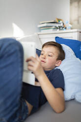Boy using his tablet during the corona crisis at home - HMEF00837