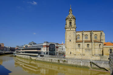 Spanien, Biskaya, Bilbao, Nervion-Flusskanal und Kirche des Heiligen Antonius des Großen - LBF02975