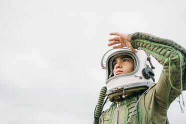 Junge Raumfahrerin schaut in die Ferne, grüßt - JCMF00460
