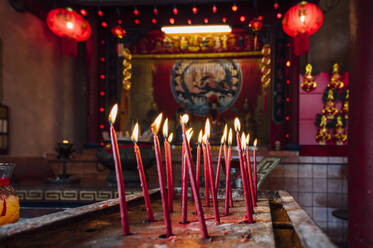 Malaysia, Brennende Kerzen im Tempel - JCMF00480