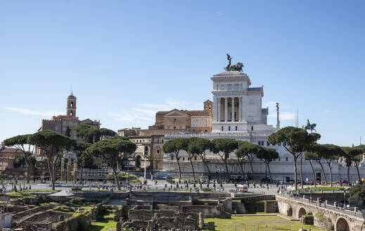 Italien, Rom, Denkmal für Viktor Emanuel II. vom Trajans Forum aus gesehen - HLF01238