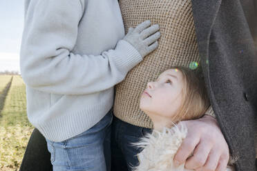 Little girl outdoors with her parents in winter - VYF00076