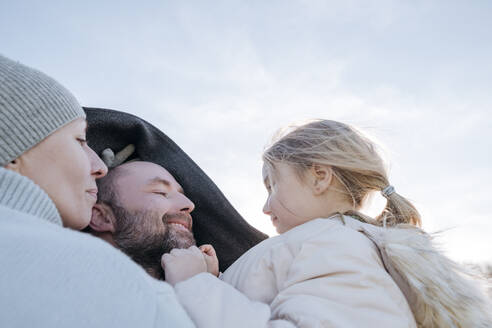 Glückliche Eltern mit kleiner Tochter im Winter - VYF00078
