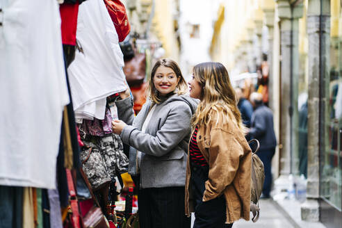 Zwei glückliche junge Frauen beim Einkaufen in der Stadt - DGOF00585