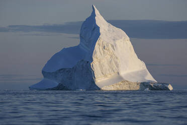 Majestätische Eisbergformation auf dem Atlantischen Ozean Grönland - HOXF05662
