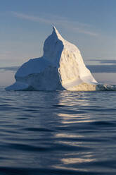 Majestätische Eisbergformation auf dem Atlantischen Ozean Grönland - HOXF05663