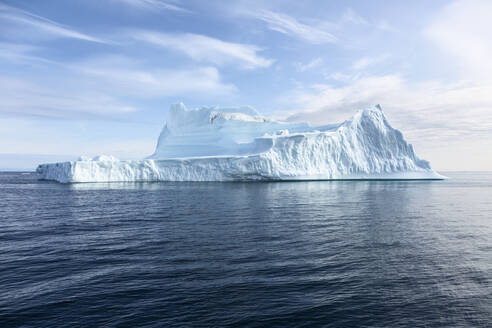 Majestätische Eisbergformation über dem blauen Atlantischen Ozean Grönlands - HOXF05669