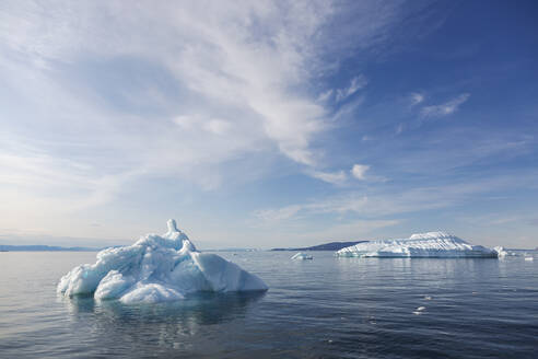 Schmelzendes Polareis auf dem sonnigen blauen Atlantischen Ozean Grönlands - HOXF05675