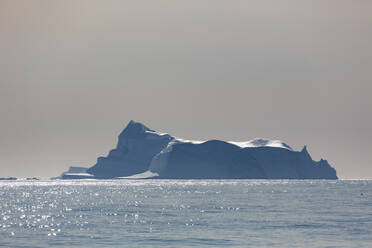 Majestätische Eisbergformation auf dem sonnigen Atlantischen Ozean Grönlands - HOXF05678