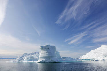 Eisbergformationen auf dem sonnigen blauen Atlantischen Ozean Grönlands - HOXF05685