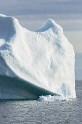 Majestätischer schmelzender Eisberg auf dem sonnigen Ozean Grönlands - HOXF05693