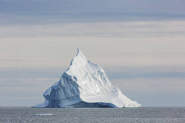 Majestätische Eisbergformation auf dem Atlantischen Ozean Grönland - HOXF05709