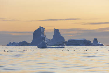 Majestätische Eisbergformationen über dem Sonnenuntergang im Atlantischen Ozean Grönland - HOXF05725