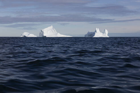 Majestätische Eisberge über dem sonnigen blauen Atlantischen Ozean Grönlands - HOXF05727