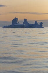 Majestätische Eisbergformationen bei Sonnenuntergang im Atlantischen Ozean Grönland - HOXF05728