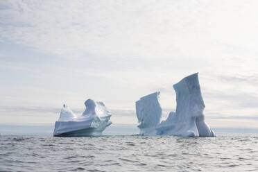 Majestätische Eisbergformationen im Atlantischen Ozean Grönland - HOXF05731