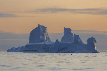 Ruhiger majestätischer Eisberg bei Sonnenuntergang im Atlantischen Ozean Grönland - HOXF05732
