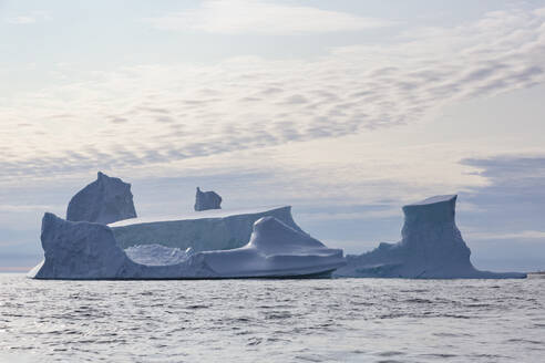 Majestätische Eisbergformationen über dem sonnigen Atlantischen Ozean Grönlands - HOXF05736