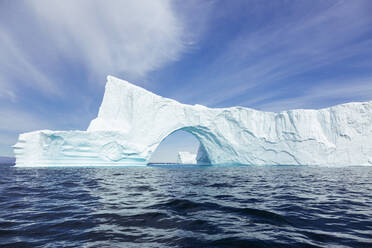 Majestätischer Eisbergbogen auf dem sonnigen blauen Atlantischen Ozean Grönlands - HOXF05741