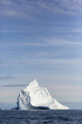 Majestätische Eisbergformation auf dem sonnigen blauen Atlantischen Ozean Grönlands - HOXF05754