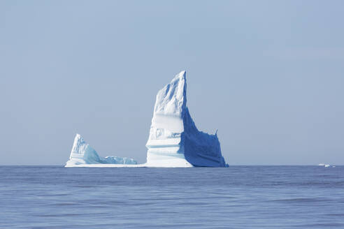 Majestätische Eisbergformationen über dem sonnigen, ruhigen Atlantischen Ozean Grönlands - HOXF05757