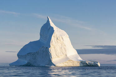 Majestätische Eisbergformation auf dem sonnigen, ruhigen Atlantischen Ozean Grönlands - HOXF05764