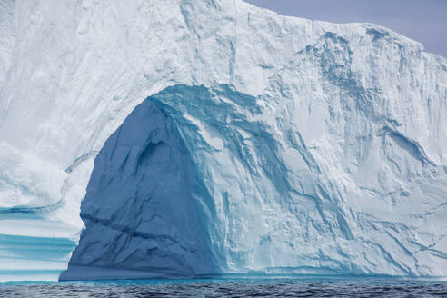 Majestätischer Eisbergbogen Grönland - HOXF05776