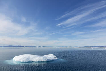Schmelzendes Polareis auf dem sonnigen blauen Atlantischen Ozean Grönlands - HOXF05780