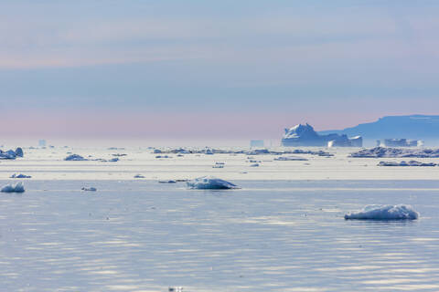 Schmelzendes Polareis auf dem ruhigen Grönland im Atlantik, lizenzfreies Stockfoto