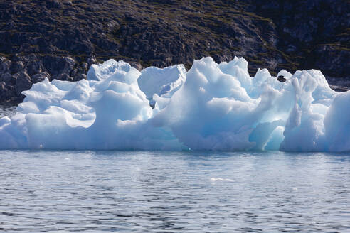 Schmelzendes Polareis am sonnigen Atlantik Grönland - HOXF05790