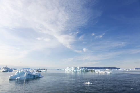 Schmelzendes Polareis auf dem sonnigen blauen Atlantischen Ozean Grönlands - HOXF05794