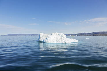 Schmelzendes Polareis auf dem sonnigen blauen Atlantischen Ozean Grönlands - HOXF05796